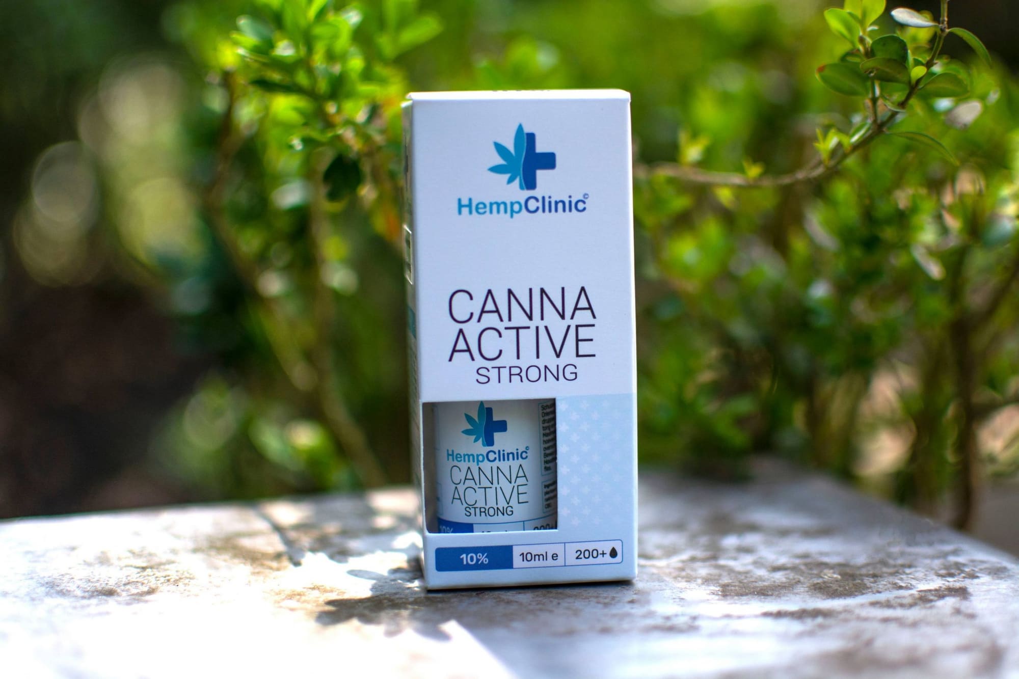 Doosje CannaActive Strong 10% op een stenen ondergrond
